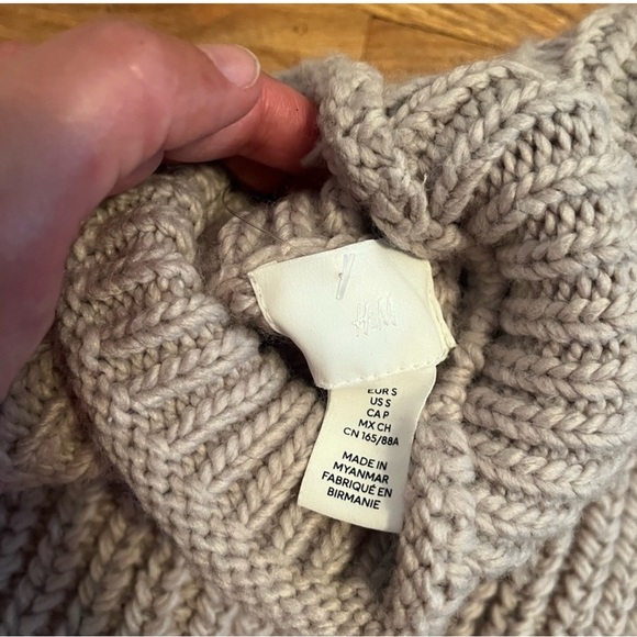 H&M Turtle Neck Sweater with Ribbed Knit- Size small - Picture 4 of 9